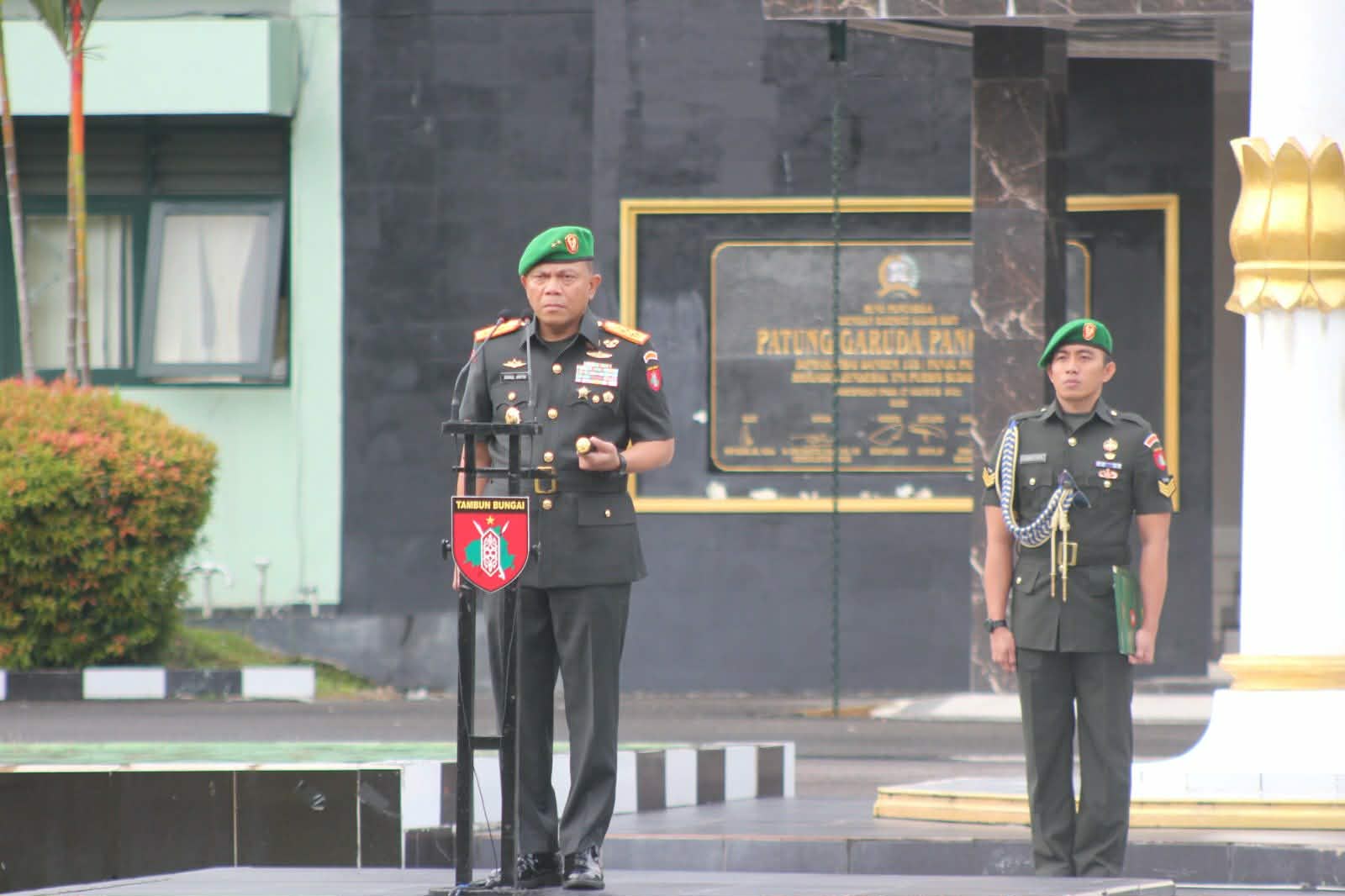 Pangdam XXII/TB Mayjen TNI Zainul Arifin, saat memimpin upacara Upacara Peringatan Hari Juang TNI AD Tahun 2025 di Palangka Raya, Senin (15/12).