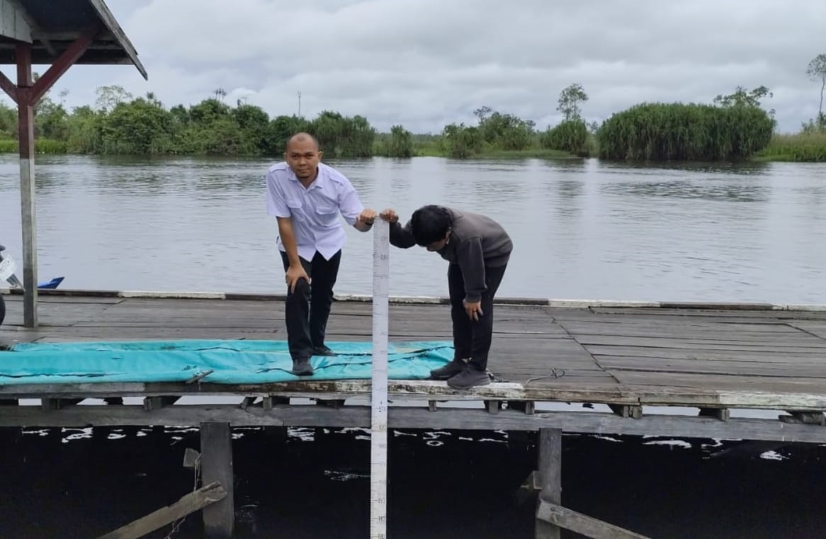 Petugas memantau ketinggian debit air Sungai Jelai.