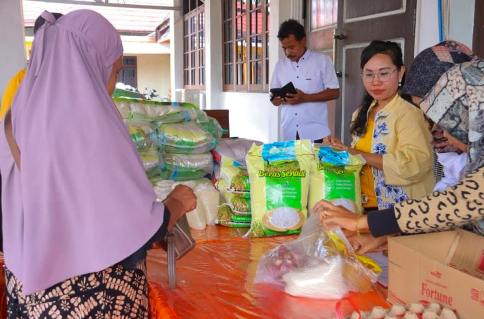 Jemaat GKE Imanuel Kuala Pembuang menggelar kegiatan pasar sembako murah di halaman Gereja Imanuel, Senin (15/12).