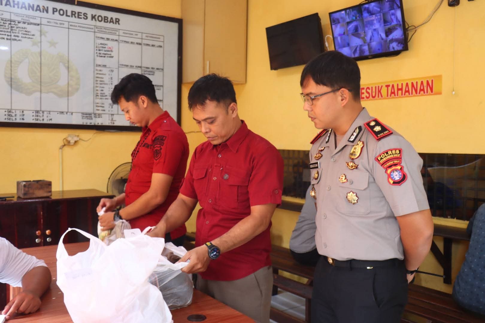 Wakapolres Kobar Kompol Rendra Aditya Dhani melakukan pengecekan terhadap barang bawaan pembesuk tahanan di Mapolres Kobar, belum lama ini