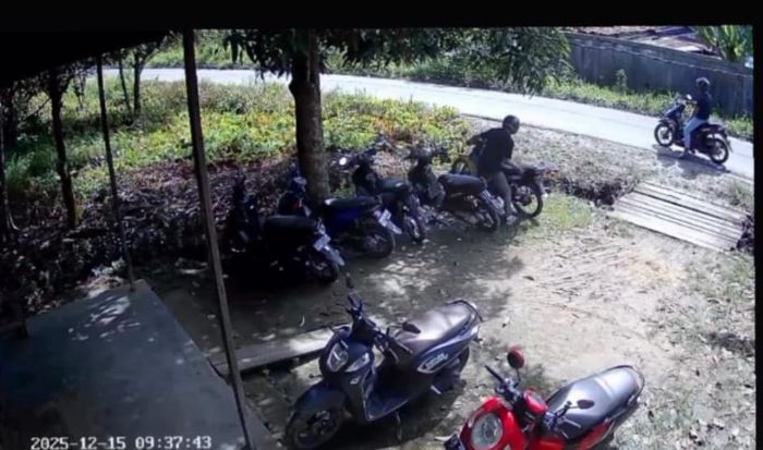 CURANMOR : Dua orang remaja tertangkap kamera pengawas CCTV saat mencuri sepeda motor di Jalan Ir H Juanda, Gang SMP 4, Sampit, Senin (15/12/2025) lalu FOTO: TANGKAPAN LAYAR/RADAR SAMPIT