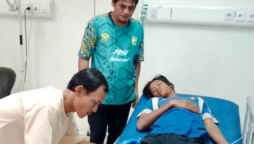 DITANGANI: Surya (15) remaja asal Desa Kandangan Lama yang diterkam buaya saat menjalani perawatan di RS Hadji Boejasin.