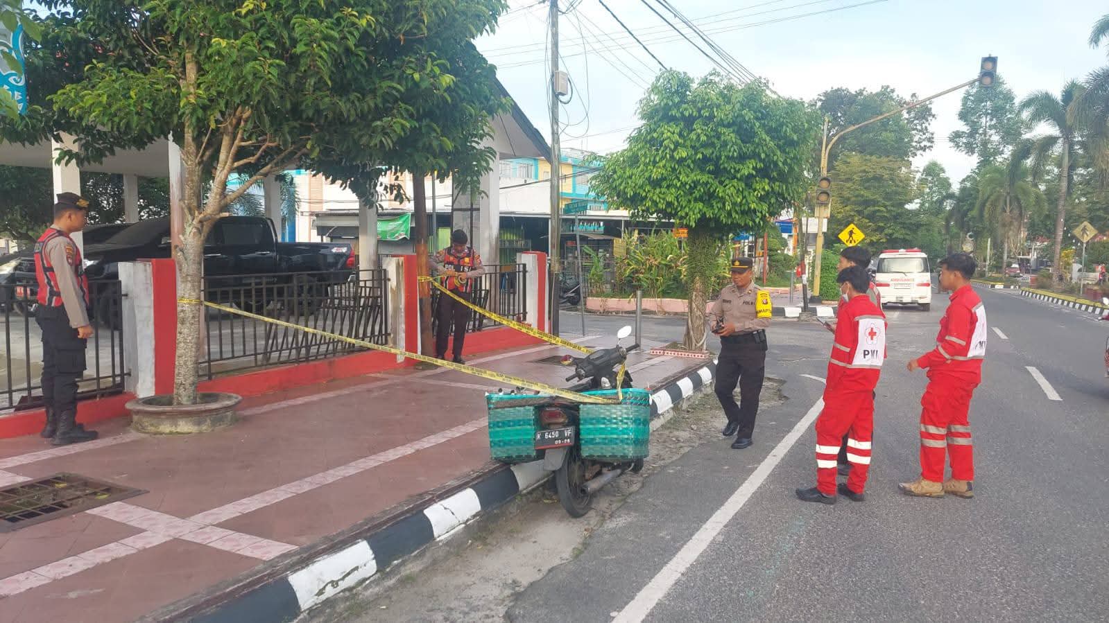 TEMUAN MAYAT:  Anggota Polres Kobar saat memasang garis polisi di lokasi penemuan mayat di depan kantor Samsat Kobar, Selasa (16/12/2025) (tyo/radar sampit)