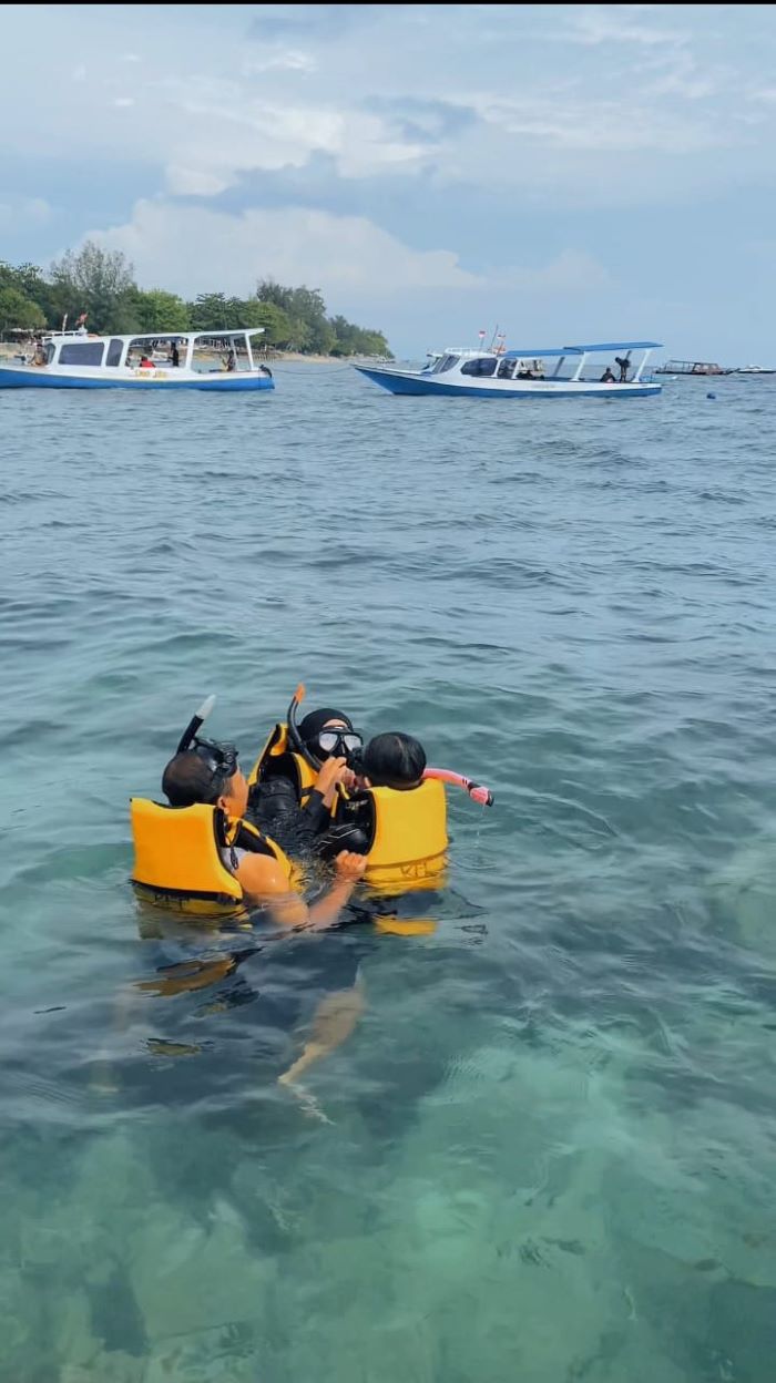 LIBURAN : Bermain snorkeling di Gili Trawangan, Lombok Utara, Nusa Tenggara Barat (NTB). FOTO: DOK/RADAR SAMPT