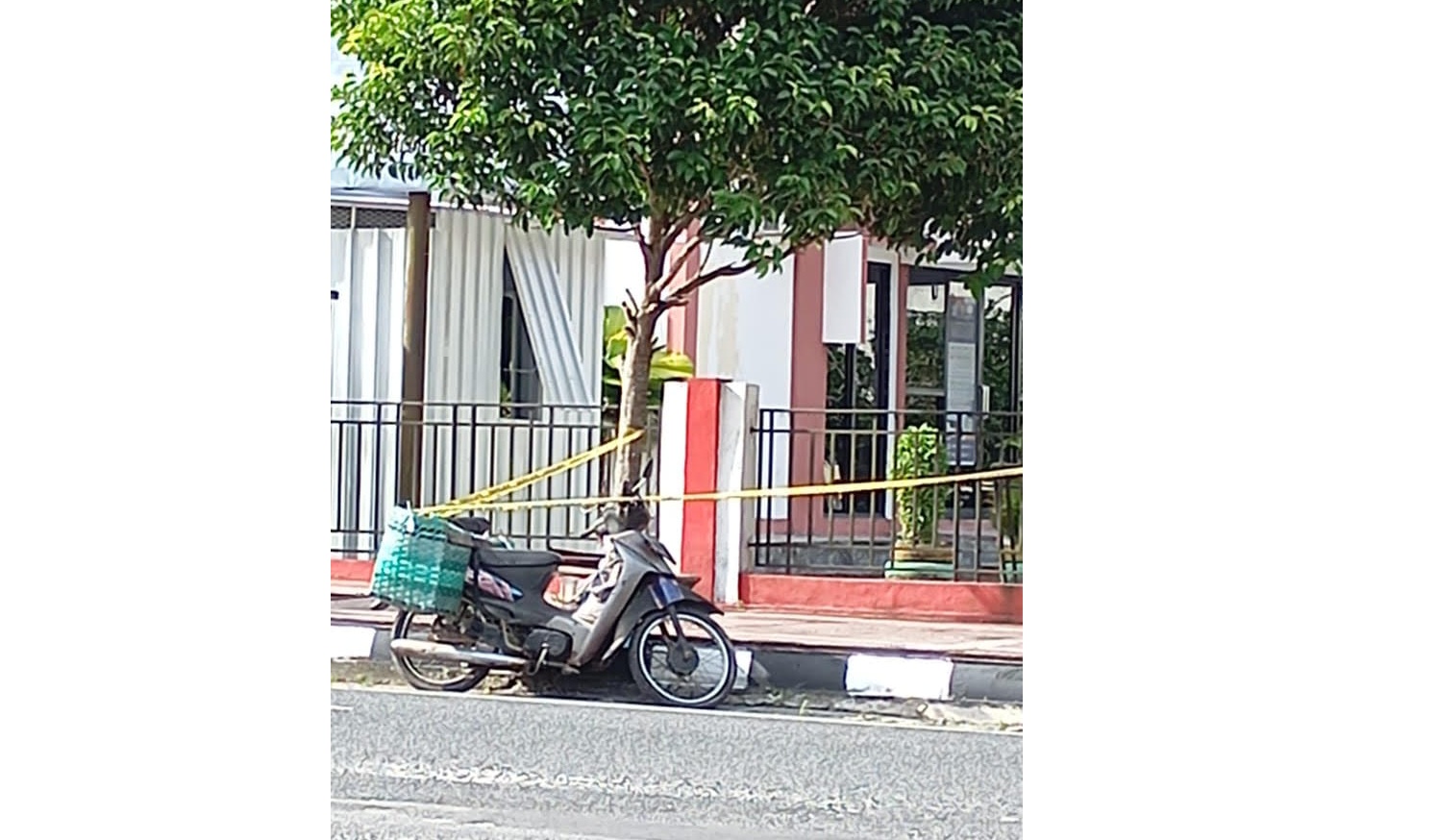 Lokasi ditemukannya mayat diduga tuna wisma di depan Kantor Samsat Jalan Sutan Syahrir, di pasang garis polisi, Selasa (16/12) (tyo/radar sampit)