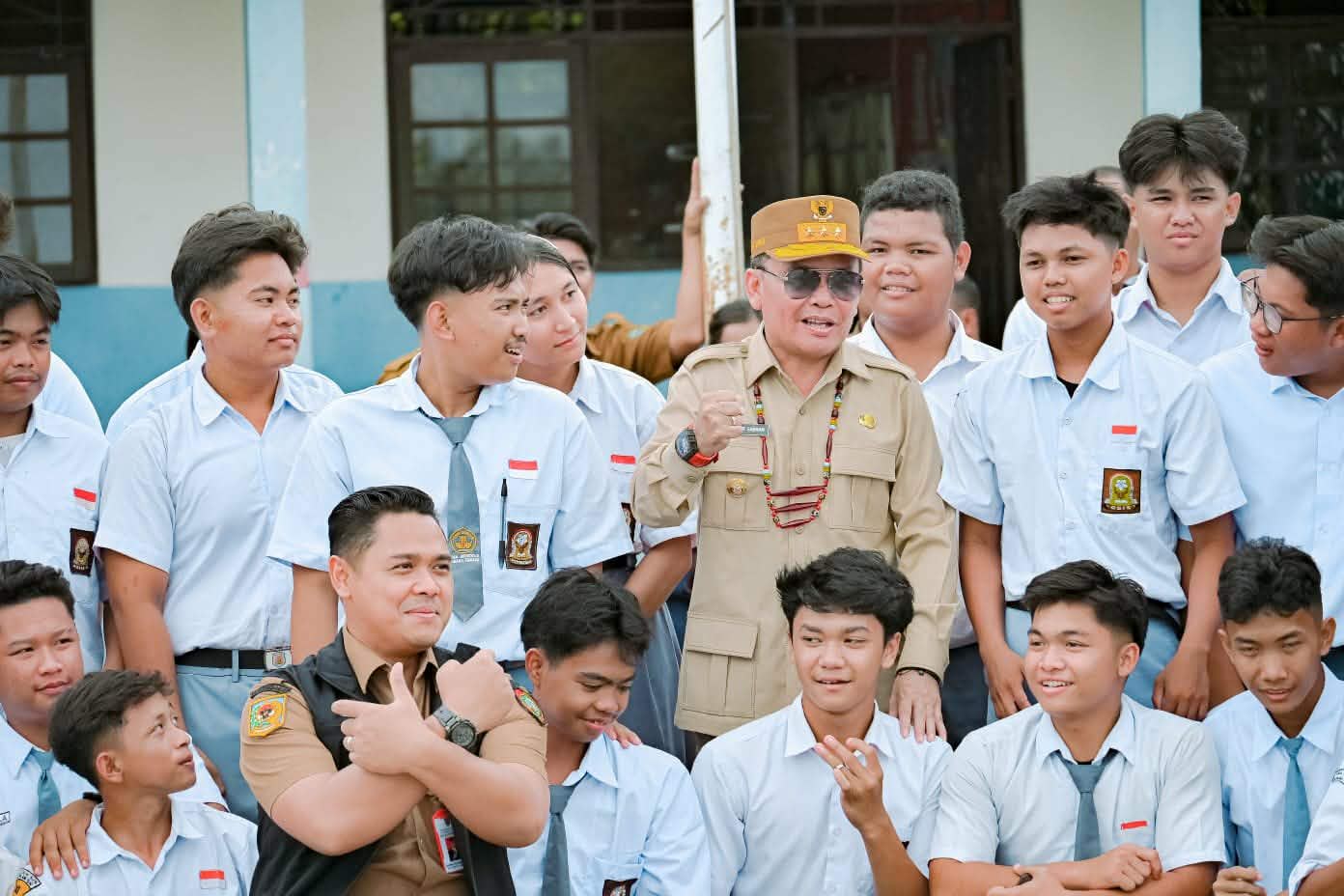 BERI SEMANGAT: Gubernur Kalteng Agustiar Sabran saat berkunjung ke salah satu sekolah di Palangka Raya, beberapa waktu lalu.