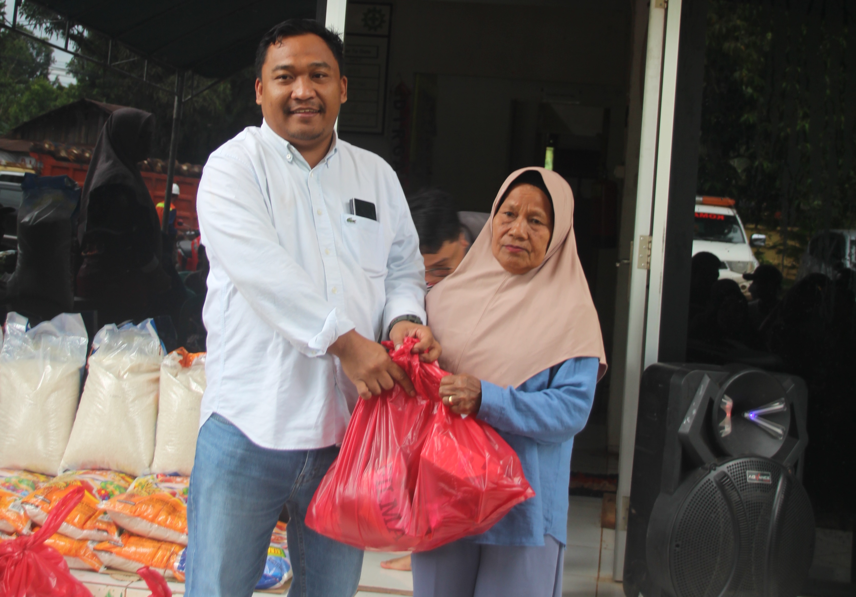 Kepala Teknik Tambang PT Bumi Makmur Waskita (BMW) Harianto (kiri) menyerahkan bantuan sembako.