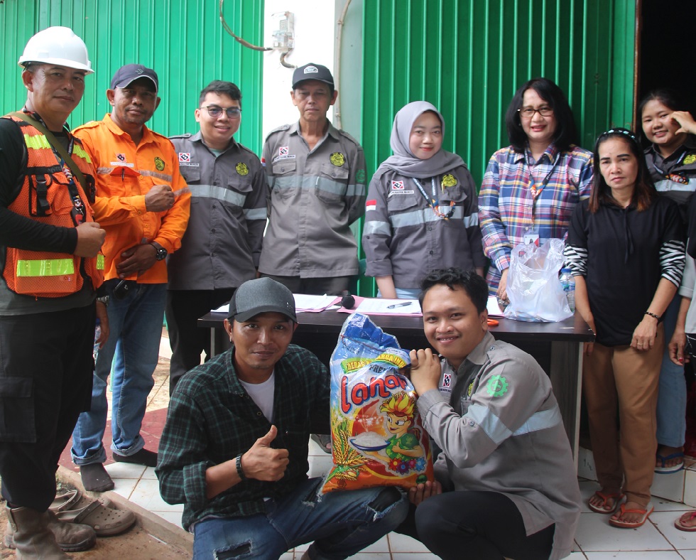 PT Bumi Makmur Waskita (BMW) menyerahkan bantuan sembako.
