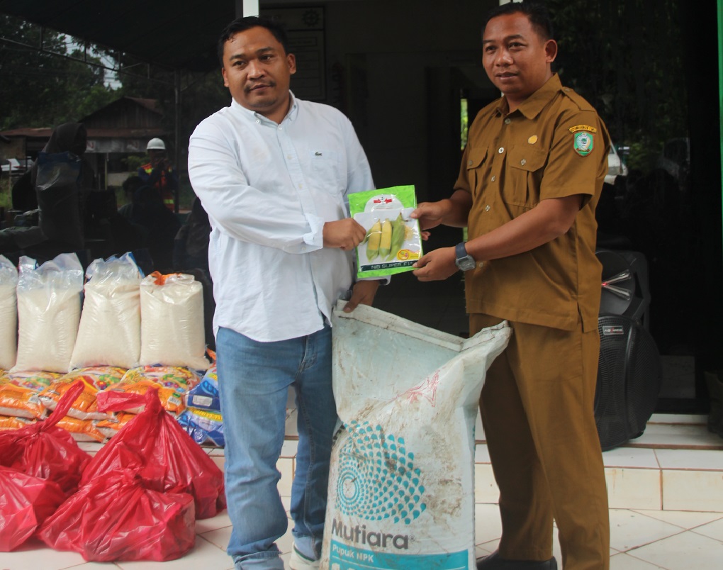 Kepala Teknik Tambang PT Bumi Makmur Waskita (BMW) Harianto (kiri) menyerahkan bantuan pupuk.
