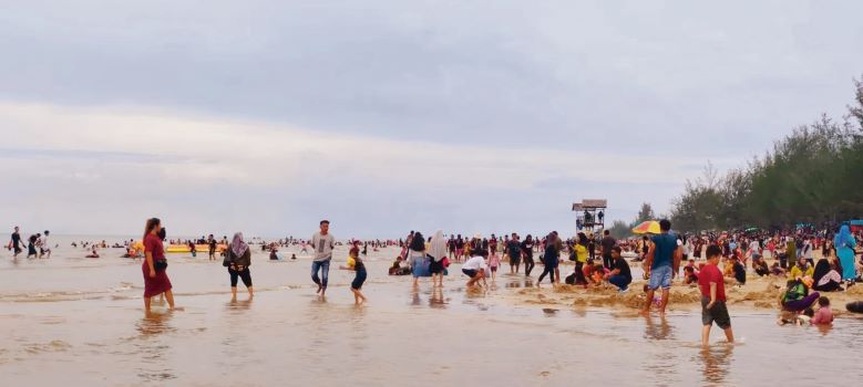 WISATA ANDALAN: Suasana di Pantai Ujung Pandaran, Kecamatan Teluk Sampit saat momentum libur, beberapa waktu lalu yang dipenuhi pengunjung. FOTO: DOK/RADAR SAMPIT
