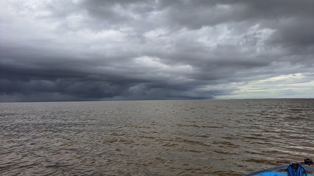 Cuaca buruk di dermaga Desa Teluk Pulai, Kecamatan Kumai, Kabupaten Kotawaringin Barat (Kobar), Senin (15/12).