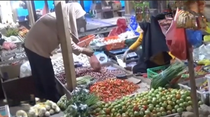 Suasana perdagangan di Pasar Tradisional Karang Mulya, Kecamatan Pangkalan Banteng, Kabupaten Kotawaringin Barat.