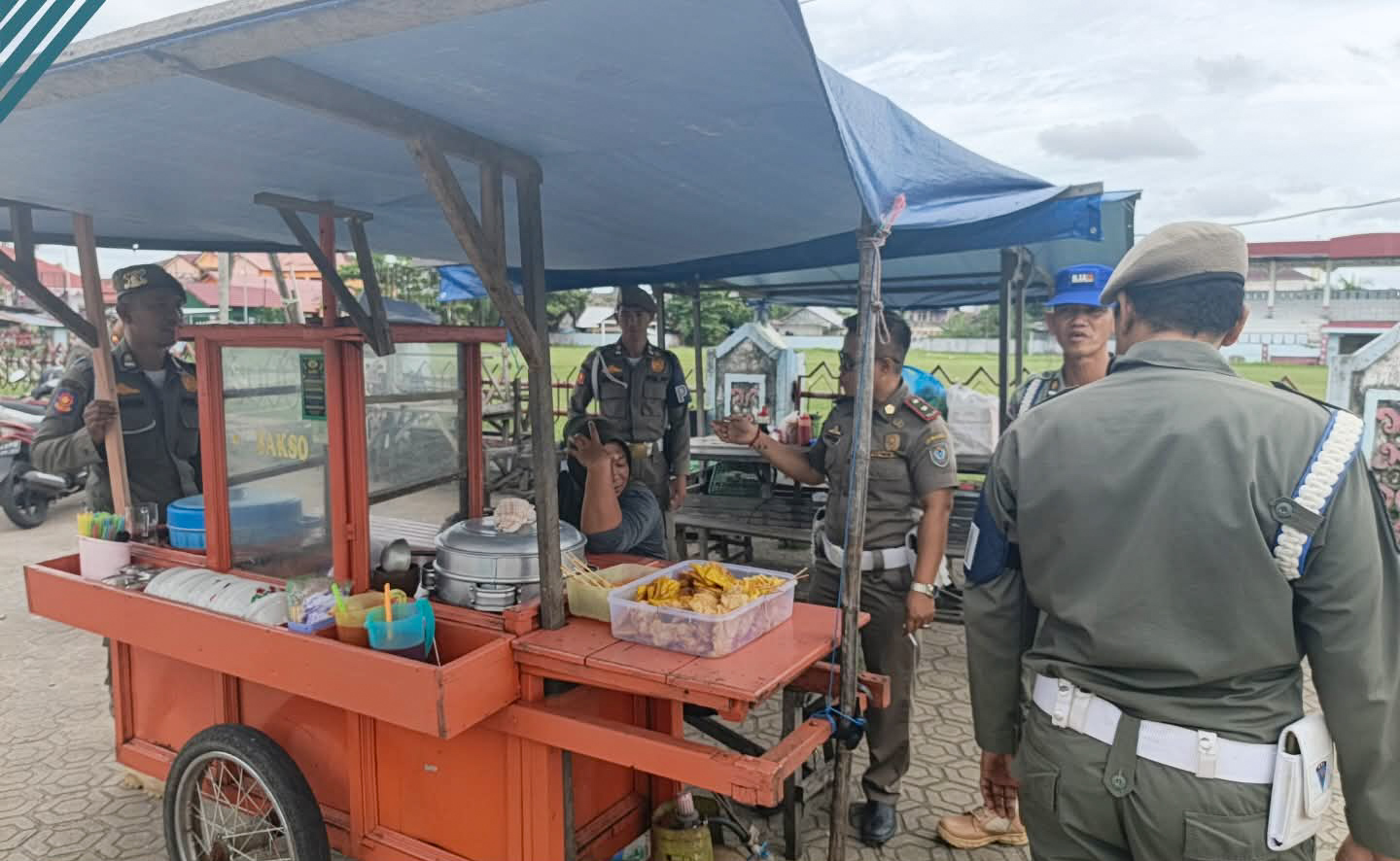 : Satuan Polisi Pamong Praja Kabupaten Seruyan menertibkan pedagang kaki lima (PKL) di kawasan depan Lapangan Gagah Lurus Kuala Pembuang, Selasa (16/12).