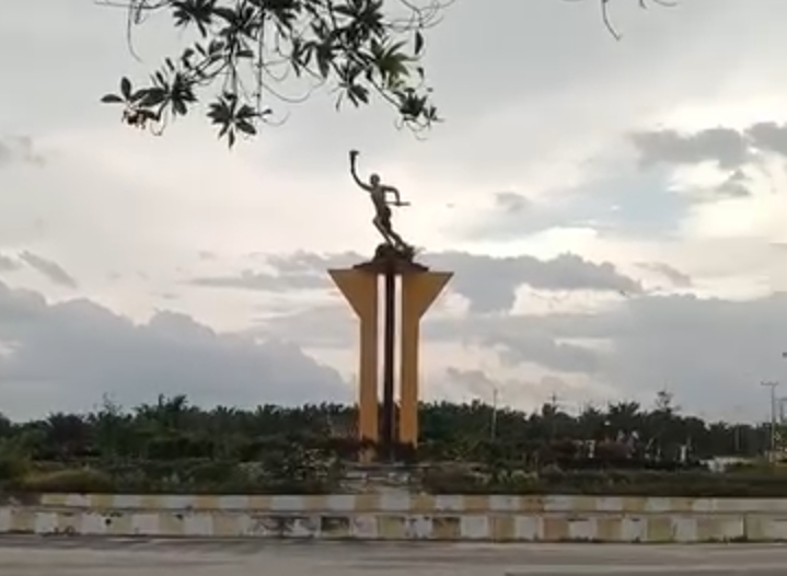 Bundaran Obor di Jalan Samari, Kelurahan Madurejo, Kecamatan Arut Selatan, Kabupaten Kotawaringin Barat.