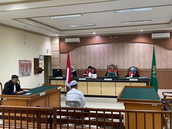 TERDAKWA: Mantan Pembakal (Kepala Desa) Datar Ajab, Kecamatan Hantakan, Hulu Sungai Tengah (HST), Taufikur Rahman saat mendengarkan dakwaan di Pengadilan Negeri Tipikor Banjarmasin, Selasa (16/12).