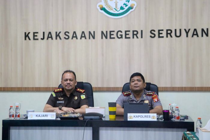 SAMAKAN PERSEPSI: Kajari Seruyan Andre dan Kapolres Seruyan AKBP Han&rsquo;s Itta Papahit mengikuti kegiatan penerimaan arahan strategis dan penyamaan persepsi yang digelar secara daring dari Aula Vicon