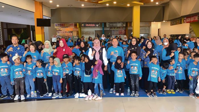 FOTO BERSAMA: Wabup Kotim Irawati saat menghadiri kegiatan Gemarikan yang digelar oleh Dinas Perikanan Kotim bekerja sama dengan Bunda PAUD Kotim, Rabu (17/12/2025).
