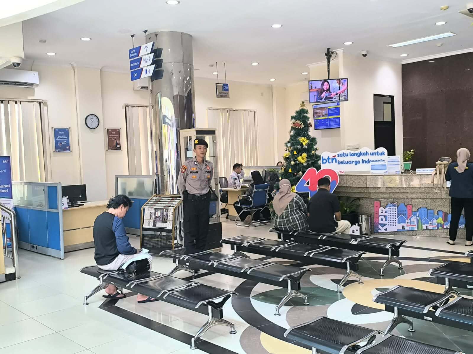 Personel Polresta Palangka Raya saat mengawal aktivitas di perbankan, yang cenderung meningkat menjelang akhir tahun 2025.