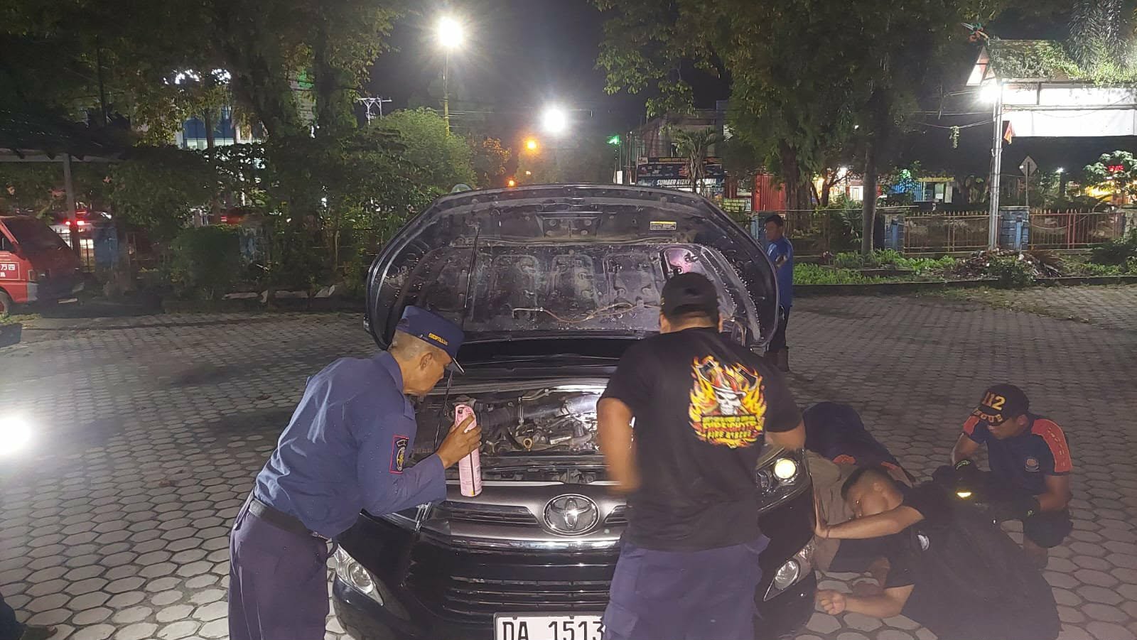 Tim Rescue Damkar Kota Palangka Raya saat melakukan pencarian ular di dalam sebuah mobil, Selasa (16/12/2025) malam.