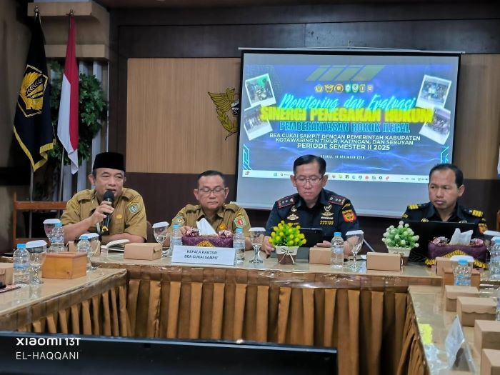 HADIR : Asisten Administrasi Umum Setda Seruyan Sugian Noor (ujung kiri) menghadiri kegiatan monitoring dan evaluasi sinergi penegakan hukum terkait peredaran rokok ilegal. FOTO: RIFANI/RADAR SAMPIT