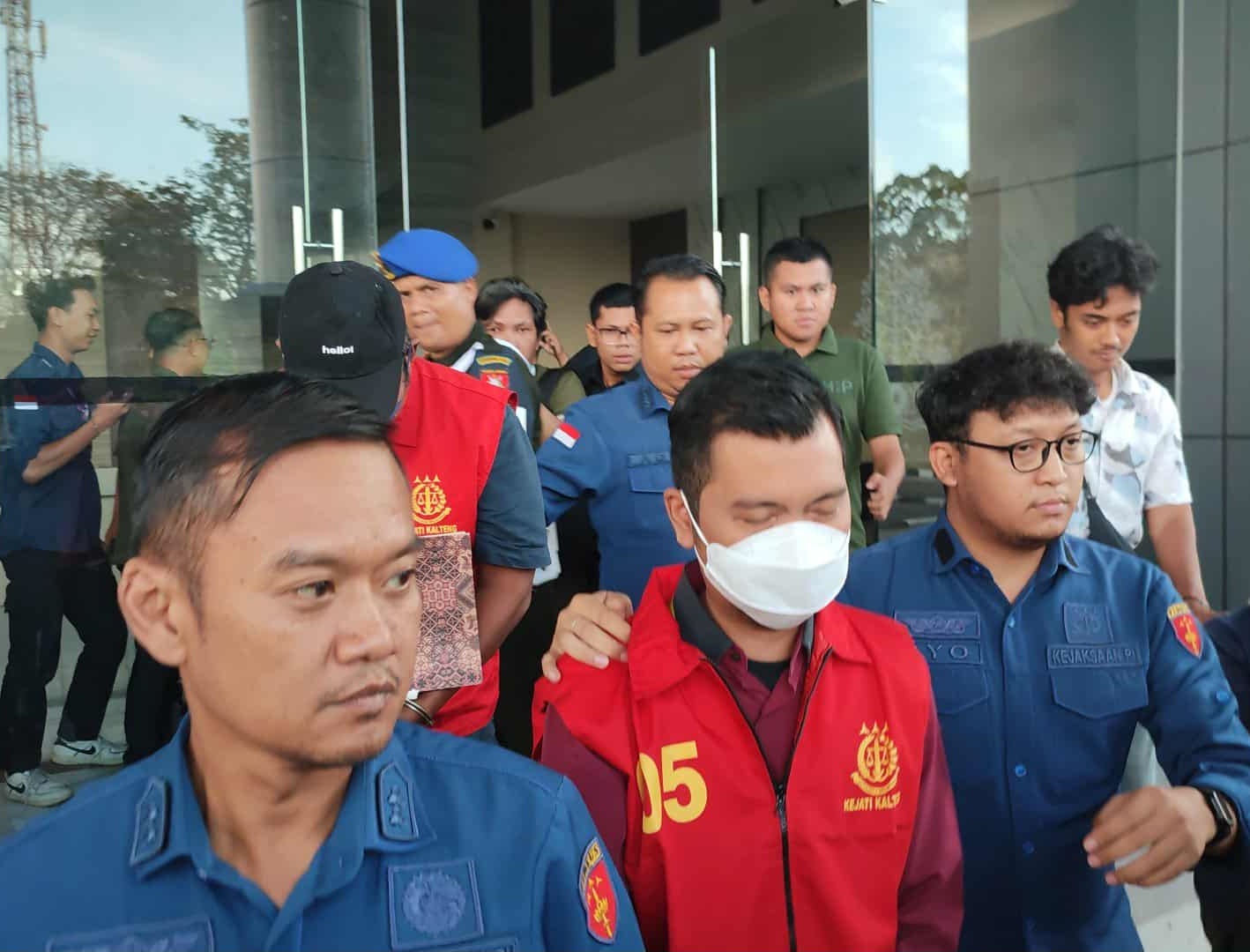 Para tersangka perkara tipikor di Diskominfo Seruyan saat digiring petugas Kejati Kalteng, beberapa waktu lalu.