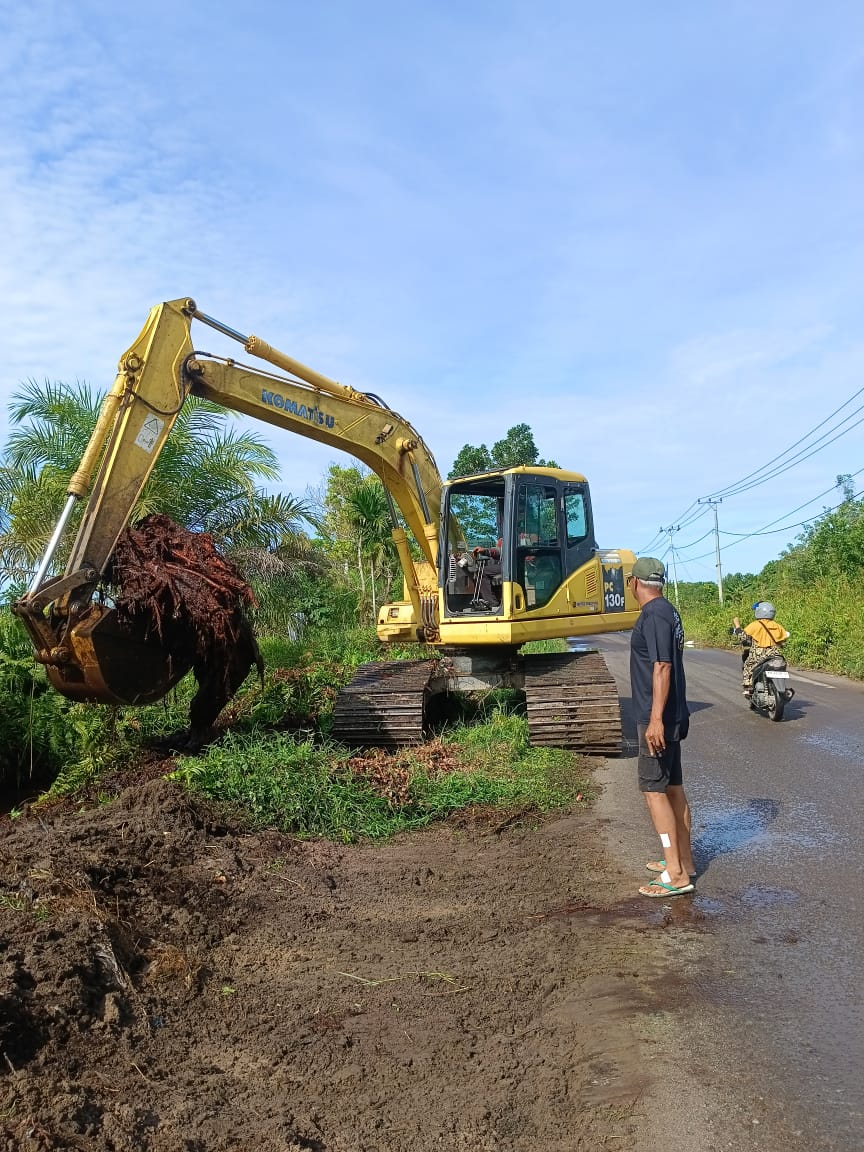 Pengerukan salah satu drainase utama di sekita Kota Sampit yang mengalami pendangkalan, baru-baru tadi.