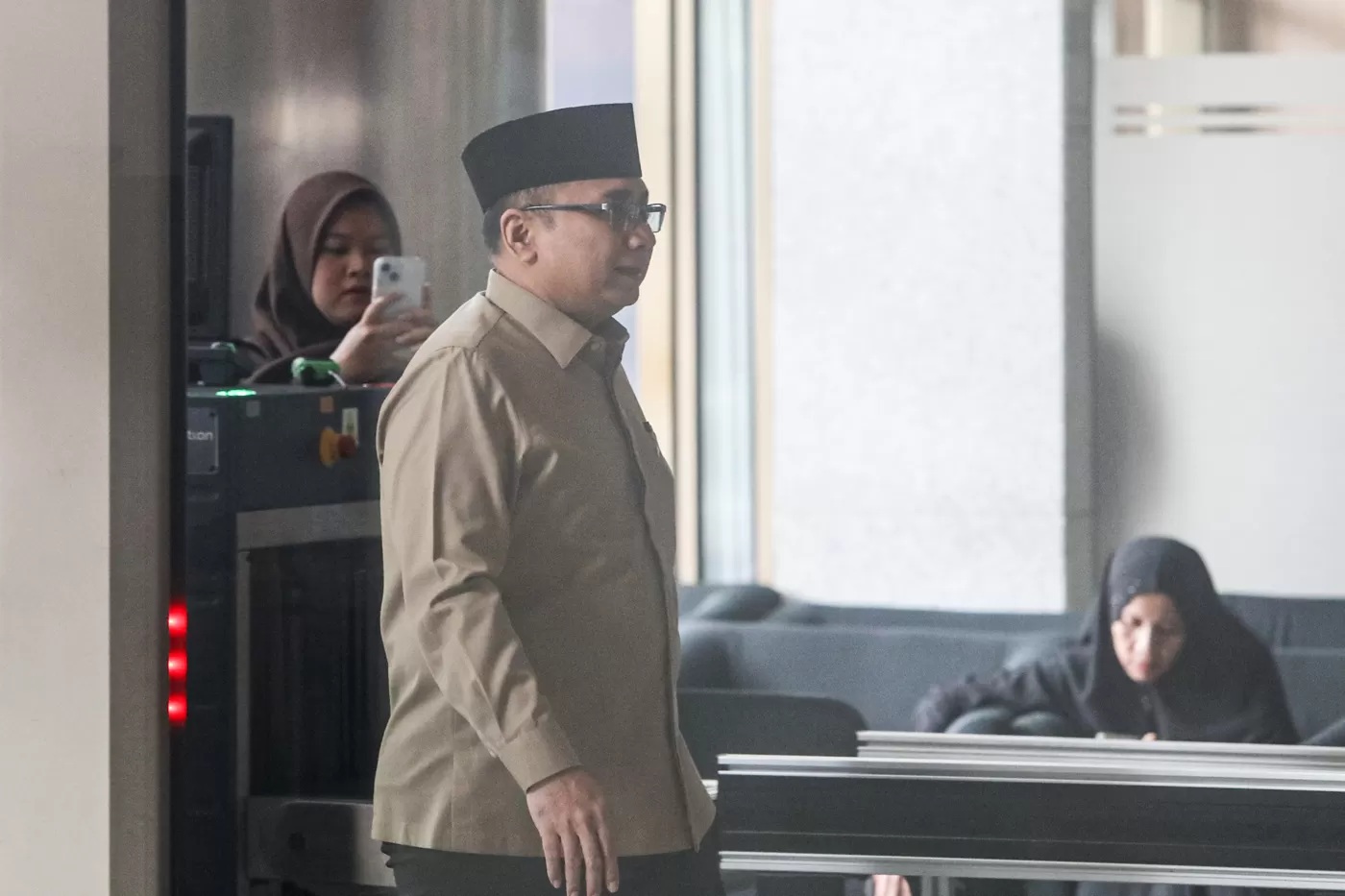 Mantan Menag Yaqut Cholil Qoumas menjalani pemeriksaan KPK selama 8 jam, tetap berstatus saksi dalam kasus dugaan korupsi kuota haji. (Salman Toyibi/Jawa Pos)