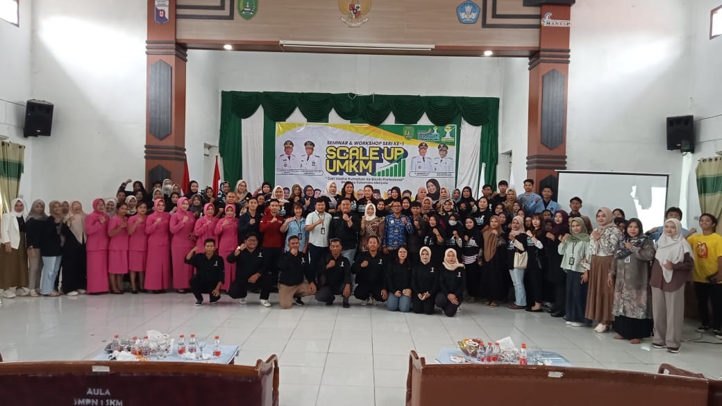 Pelaku UMKM bersama dengan Pengurus HIPMI Sukamara saat kegiatan Workshop dan Seminar HIPMI 2025.