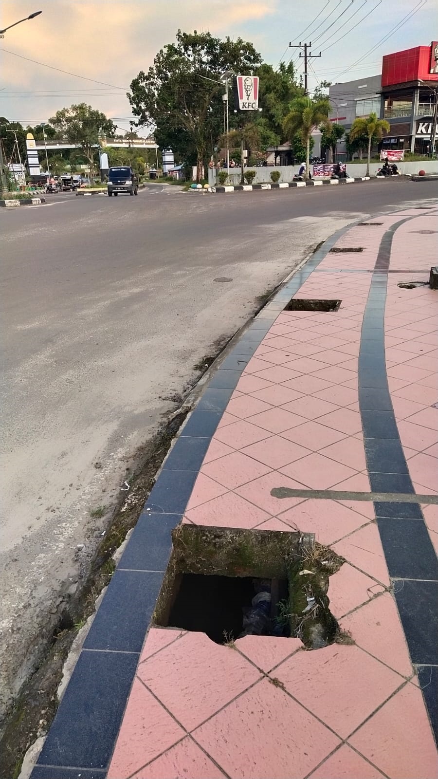 Besi penutup trotoar di Jalan Iskandar, kawasan Bundaran Pancasila Pangkalan Bun, banyak yang hilang.