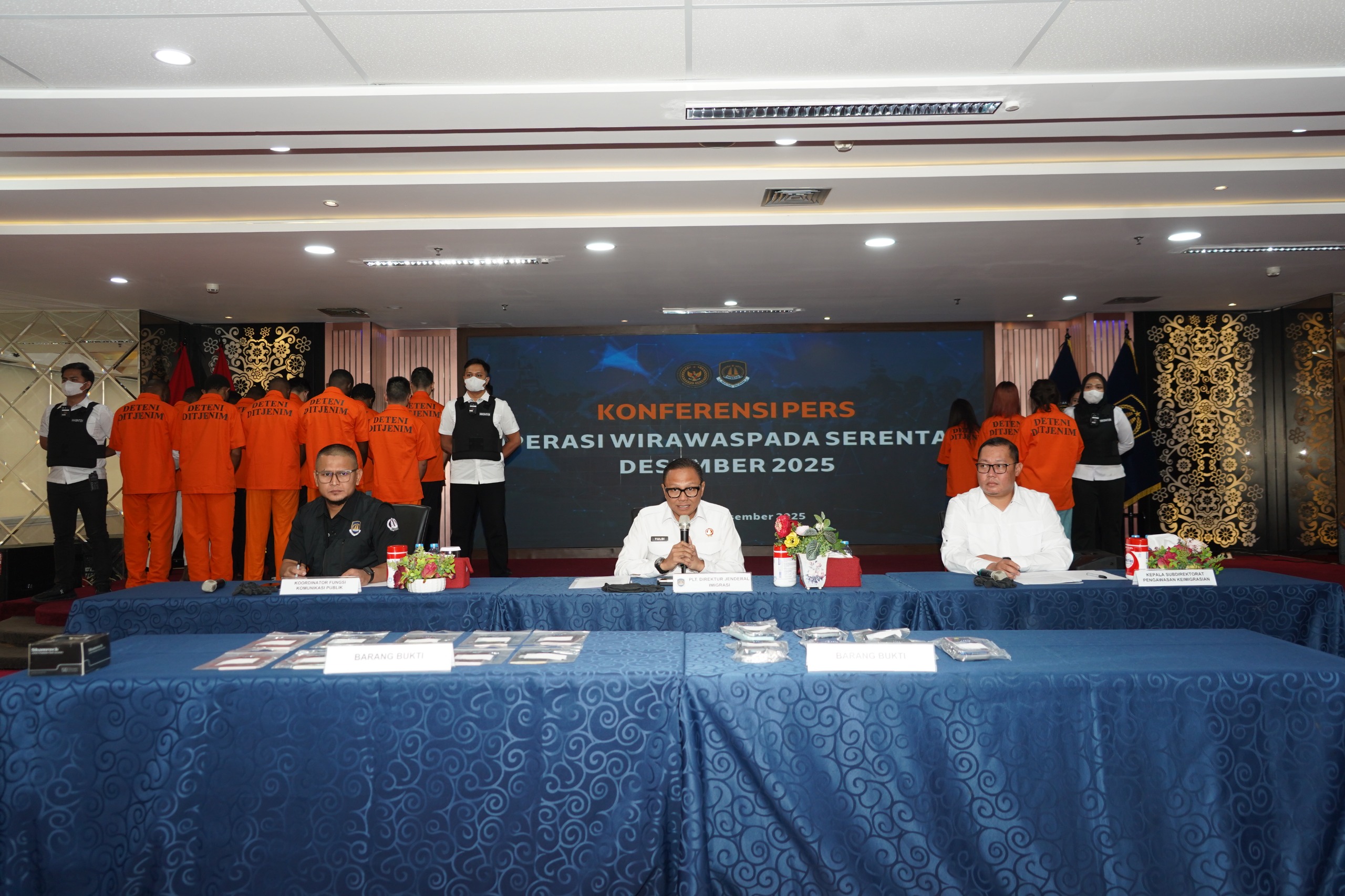 Plt Dirjen Imigrasi Yuldi Yusman memberikan keterangan pers terkait Operasi Wirawaspada dan Pertambangan  di Jakarta.