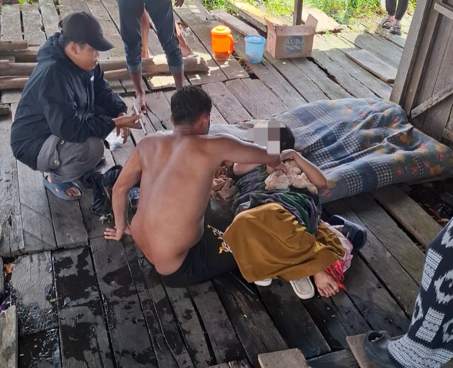 PERCOBAAN BUNUH DIRI: Laila sesaat setelah dievakuasi warga usai menceburkan diri ke Sungai Mentaya. (Fahry/Radar Sampit)