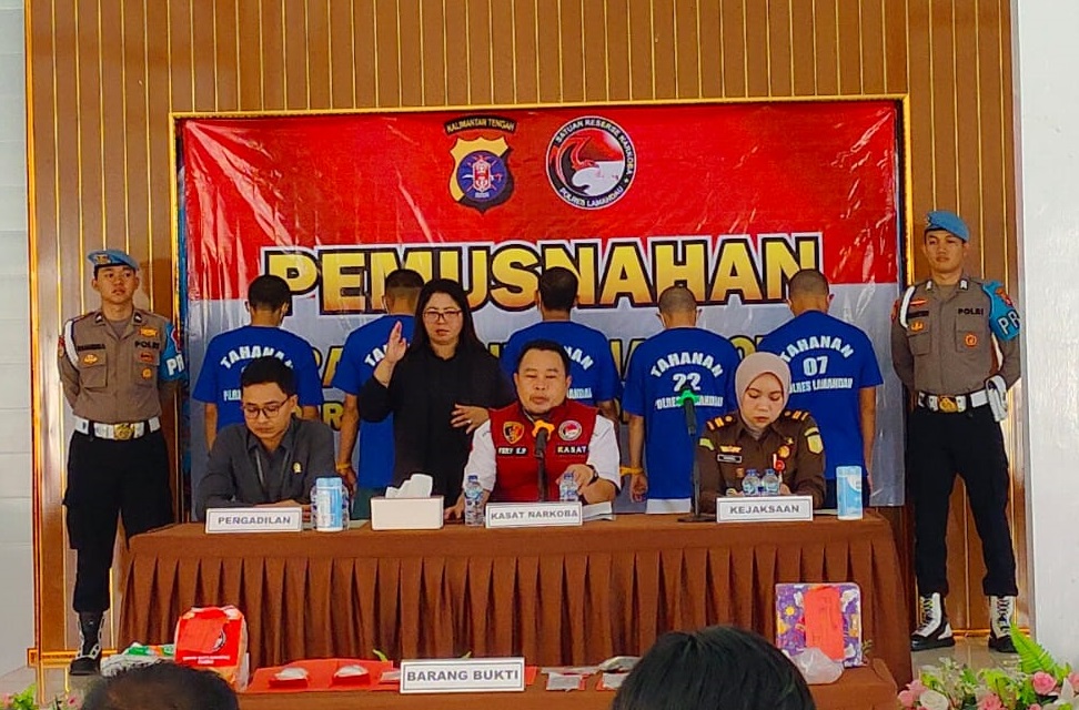: Rilis barang bukti dan para tersangka kasus narkoba di Mapolres Lamandau, Rabu (17/12).
