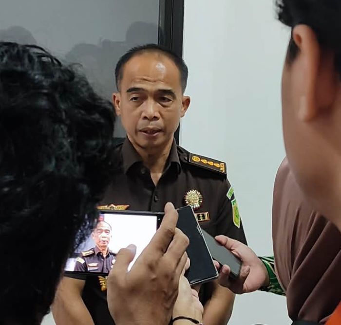 BEBER KASUS : Asisten Intelijen (Asintel) Kejati Kalteng Hendri Hanafi menyampaikan keterangan pers saat ditemui awak media. FOTO: DODI/RADAR SAMPIT