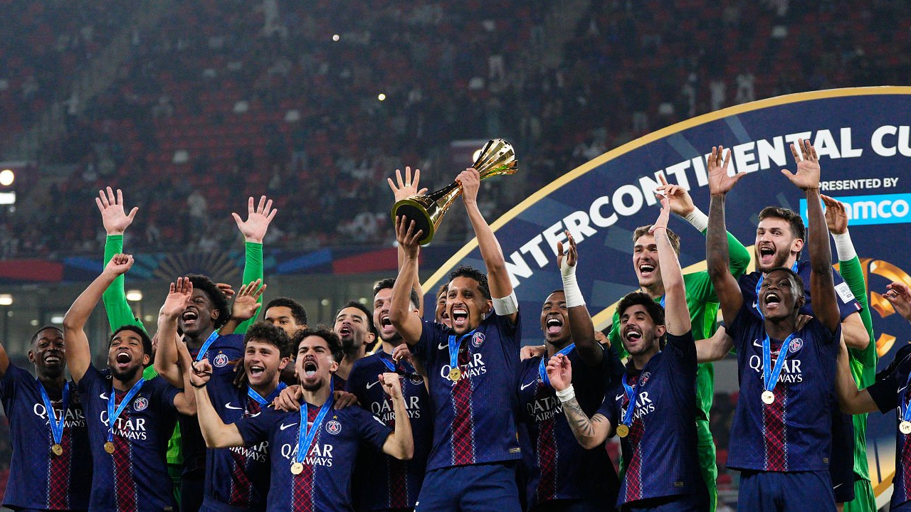 Pemain Paris Saint Germain (PSG) mengangkat Piala Interkontinental FIFA 2025, Kamis(18/12) dini hari.