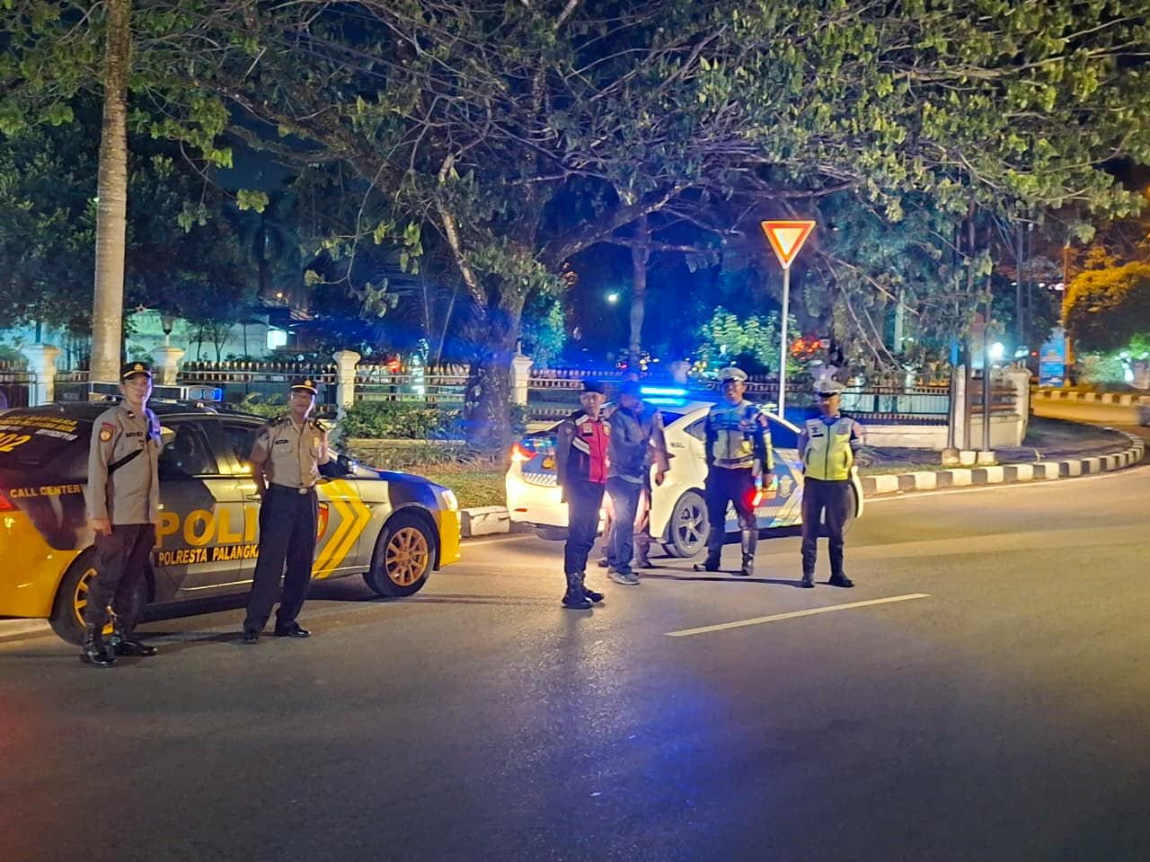 Polresta Palangka Raya menggelar patroli rutin dengan menyasar sejumlah titik strategis yang rawan balap liar dan gangguan kamtibmas lainnya,Selasa (16/12/2025) malam.
