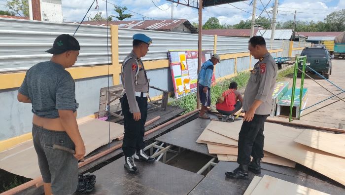 POS NATARU : Polisi dan masysarakat membangun Pos Pengamanan Nataru di Jalan Tjilik Riwut, Sampit, Kamis (18/12/2025). FOTO: FAHRY/RADAR SAMPIT
