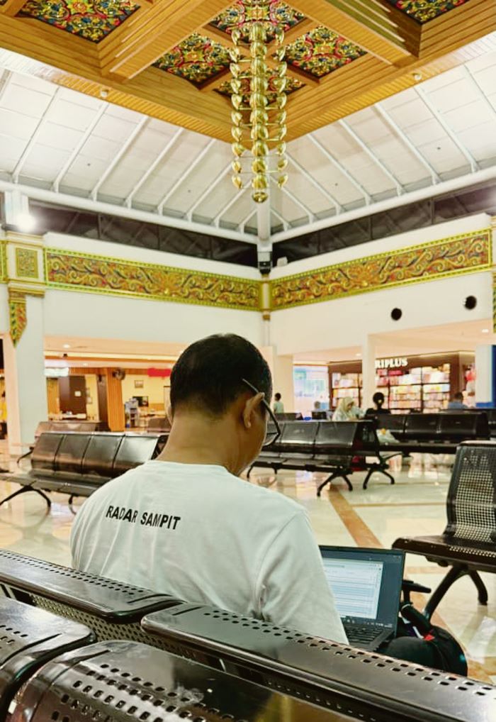 REMOTE WORKER: Salah satu karyawan swasta bekerja jarak jauh. FOTO: DOK/RADAR SAMPIT