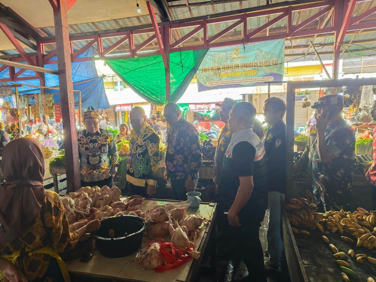 Tim gabungan melakukan inspeksi mendadak kebutuhan pokok di Pasar Saik Kuala Pembuang, Kamis (18/12).