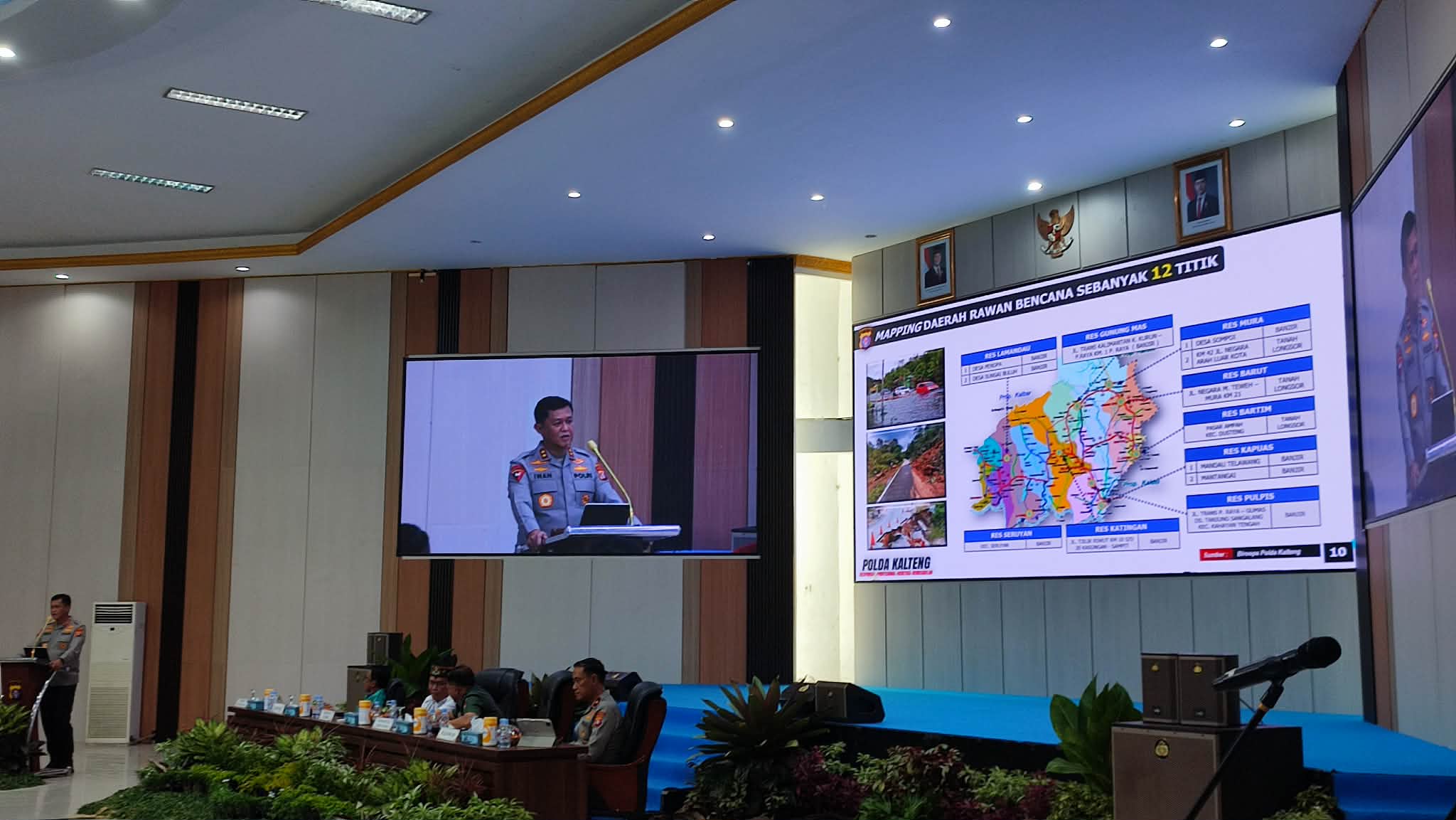 Rapat koordinasi Operasi Lilin Telabang 2025 dalam rangka pengamanan perayaan Natal dan Tahun Baru (Nataru) di Aula Bhayangkara Polda Kalteng, Kamis (18/12).