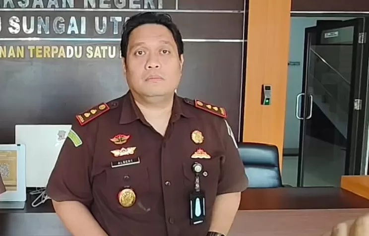 MENCUAT: Kajari HSU Albertinus P Napitupulu diduga ikut diamankan KPK dalam OTT di Kota Amuntai, HSU. (Dokumentasi Radar Banjarmasin)