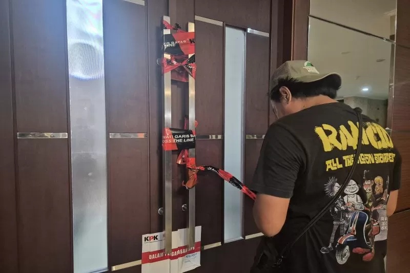 Pintu ruang kerja Bupati Bekasi disegel penyidik KPK pada Kamis (18/12) malam. (ANTARA/Pradita Kurniawan Syah)