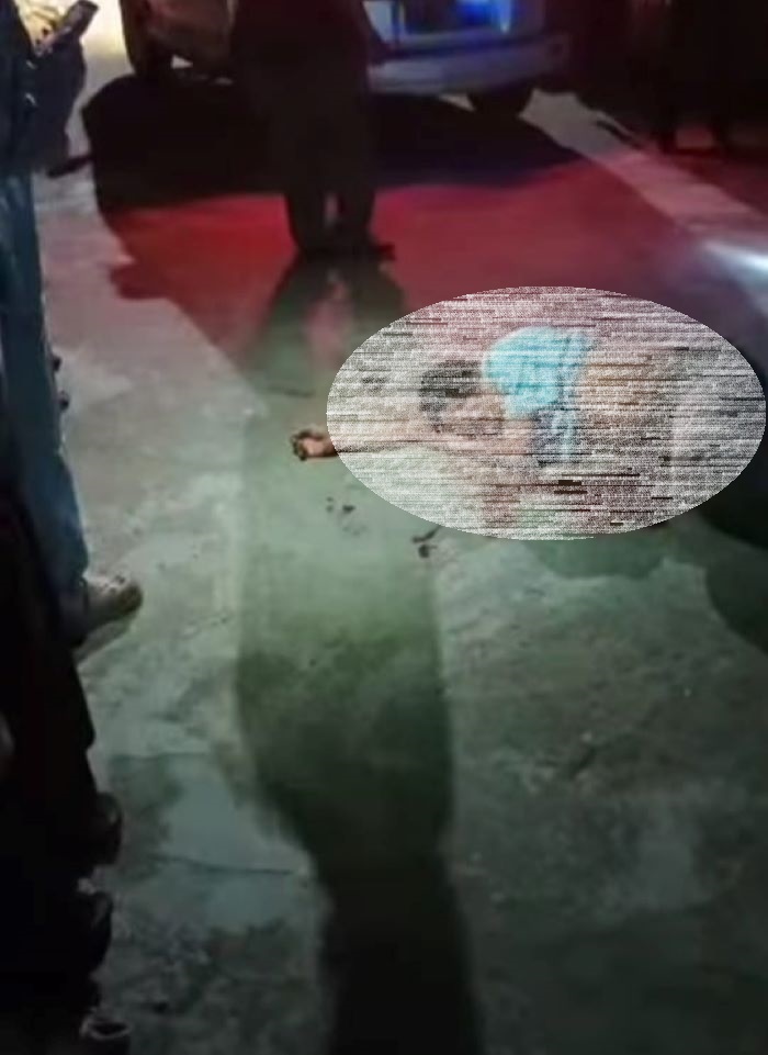 PERKELAHIAN: Korban perkelahian pemuda di kafe Dermaga Pasar Indra Sari, Pangkalan Bun, Kelurahan Baru, Kecamatan Arut Selatan, Kabupaten Kotawaringin Barat, tergeletak tak sadarkan diri, Kamis (18/12