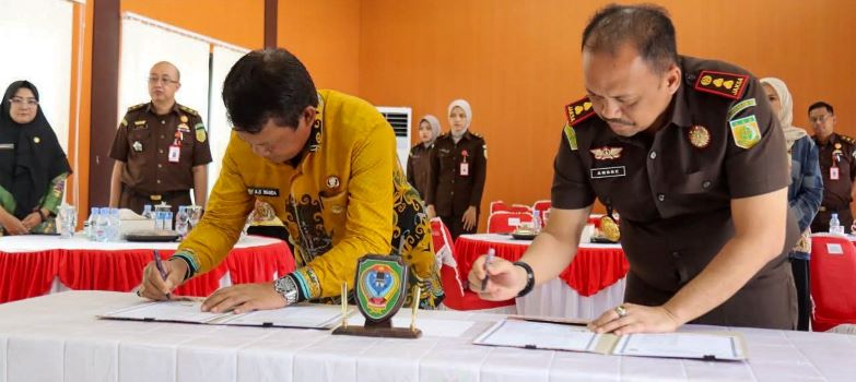 KERJA SAMA: Kajari Seruyan Andre dan Bupati Seruyan Ahmad Selanorwanda melakukan penandatanganan Perjanjian Kerja Sama (PKS) di Aula Kantor Kejari Seruyan, Jumat (19/12/2025).