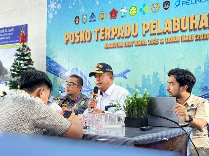 LAPORAN : Kepala KSOP Kelas III Sampit Hotman Siagian menyampaikan laporan kegiatan Posko Angkutan Nataru 2025/2026 kepada Anggota Komisi IV DPRD Kotim saat melakukan kunjungan di Pelabuhan Sampit