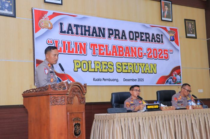 LATPRAOPS: Kasat Lantas Polres Seruyan Iptu Subronto saat menyampaikan paparan disela-sela Latihan Pra Operasi (Latpraops) Lilin Telabang 2025, Jumat (19/12/2025). FOTO: RIFANI/RADAR SAMPIT