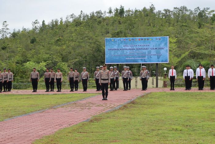 APEL : Suasana apel gelar pasukan Operasi Lilin 2025 di halaman Mapolres Gumas, Jumat (19/12/2025). FOTO : HUMAS POLRES GUMAS/RADAR SAMPIT