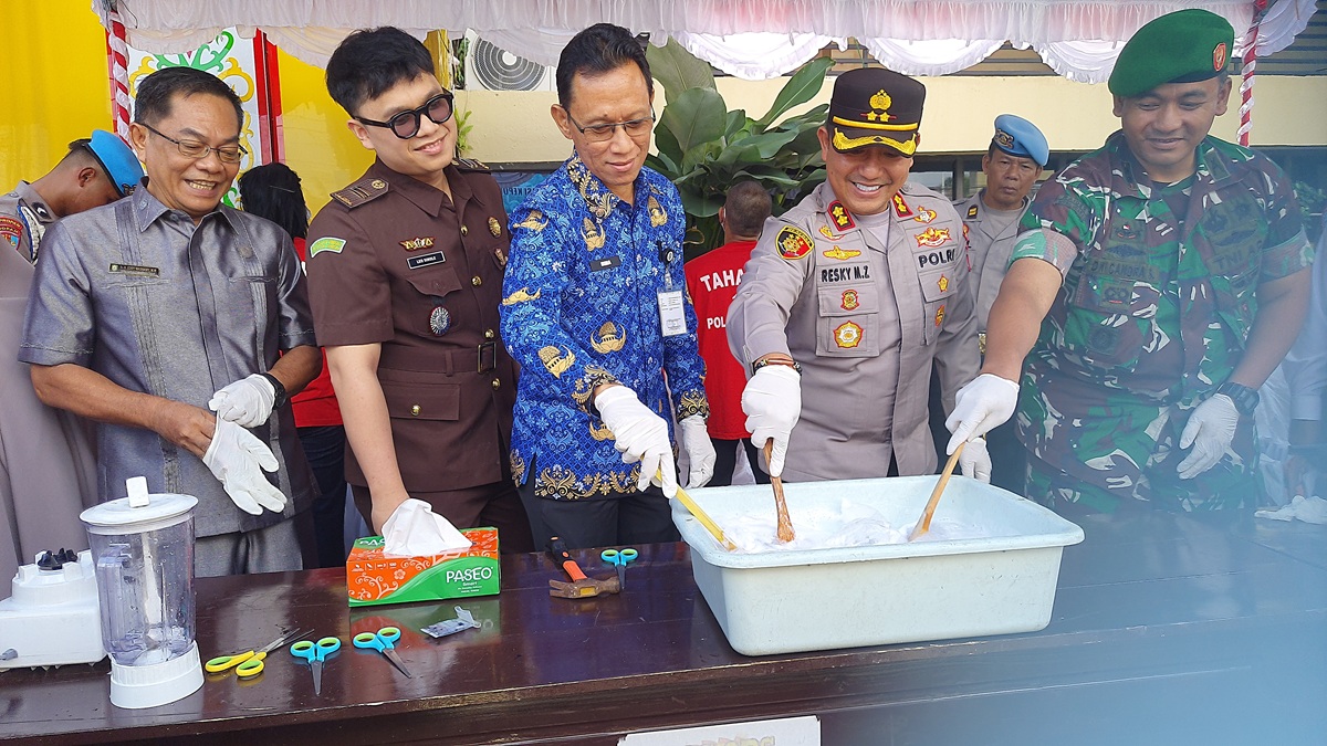 PEMUSNAHAN: Pemusnahan barang bukti sabu dan knalpot brong di Mappolres Kotim, Jumat (19/12).&nbsp;HENY/RADAR SAMPIT