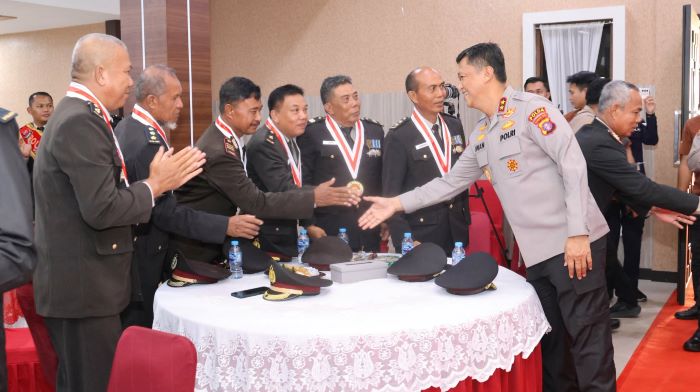 LUAR BIASA : Kapolda Kalteng Irjen Pol Iwan Kurniawan beri salam terakhir kepada personelnya yang telah memasuki masa purna bakti. FOTO: DODI/RADAR SAMPIT