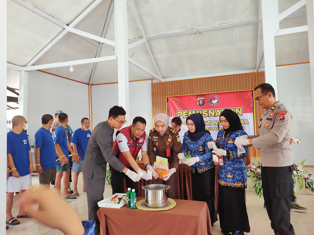 Kasatresnarkoba Polres Lamandau AKP Fery Endro Priyawanto memimpin pemusnahan barang bukti berupa sabu di aula Joglo Mapolres Lamandau, Rabu (17/12).