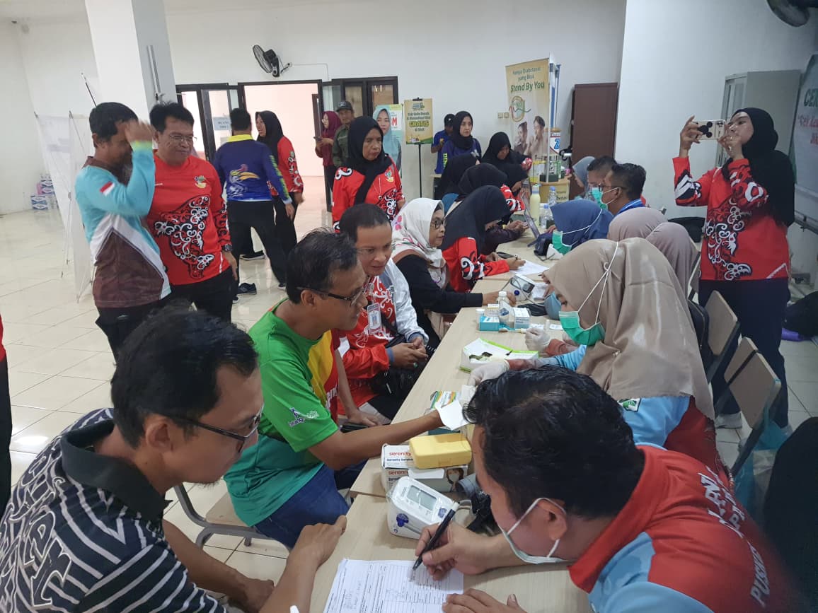 PERINGATI: Kegiatan gotong royong, cek kesehatan gratis dan donor darah di SRT 55 Kotim, Kawasan Islamic Center dalam rangka HKSN, Jumat (19/12).&nbsp;HENY/RADAR SAMPIT